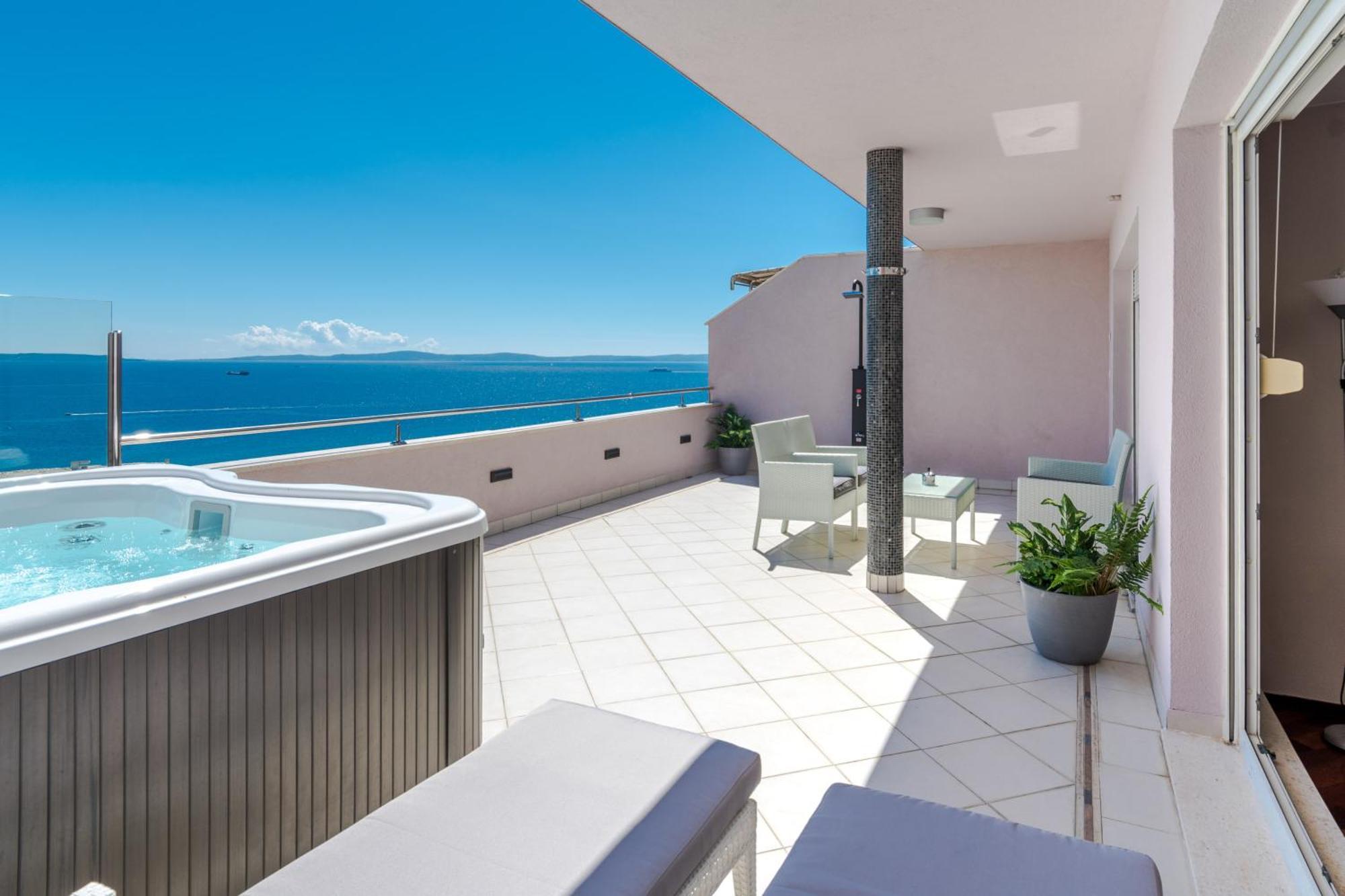 Penthouse With Terrace And Hot Tub - Ivan Apartmán
